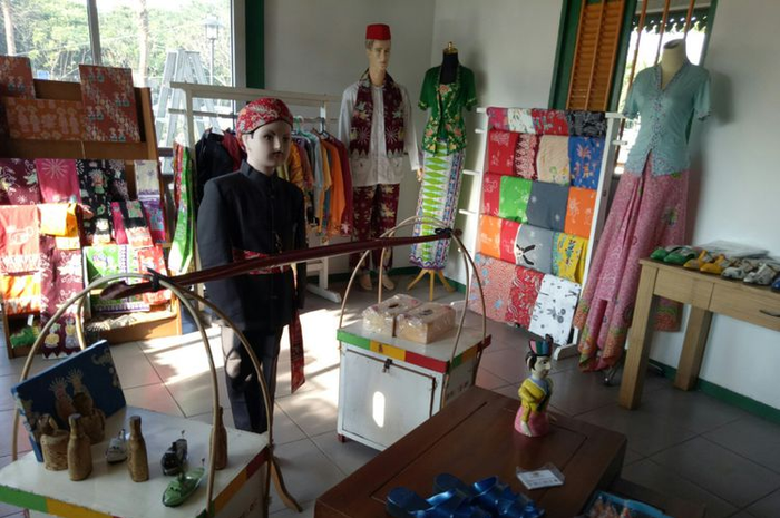 Memperingati Hari Batik Nasional 2 Oktober, berikut ini Batik Betawi yang sempat menghilang. Motifnya diwarnai dengan ondel-ondel, pitung, dan Monas.
