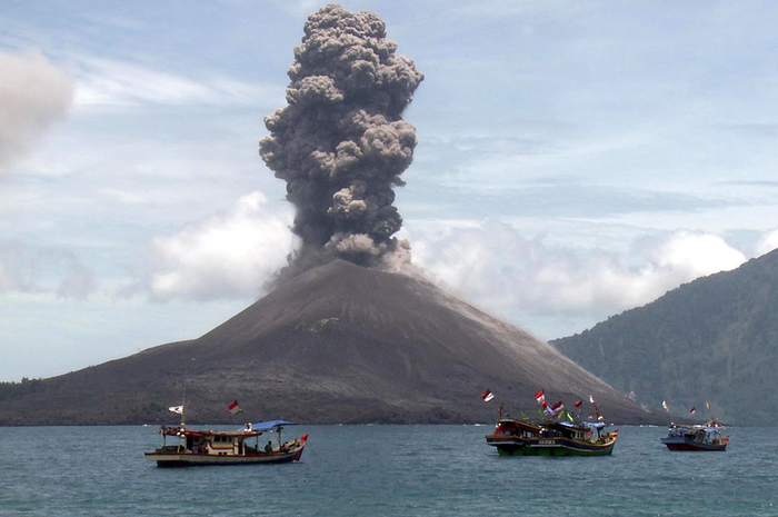 Letusan gunung Krakatau yang terjadi pada tahun 1883, sebetulnya tidak datang tiba-tiba, tetapi tidak ada orang yang mengira bahwa ledakan akan demikian hebat.