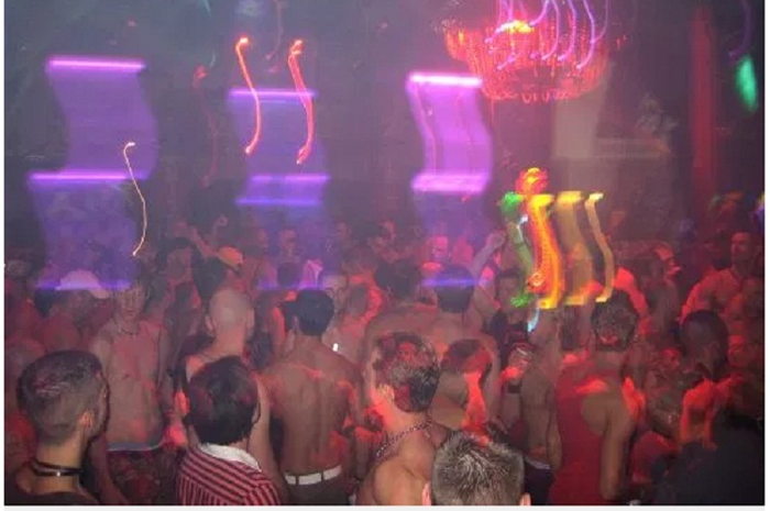 The KitKatClub dikenal sebagai salah satu klub malam dengan pesta seksnya yang menarik pengunjung dari belahan dunia mana pun.