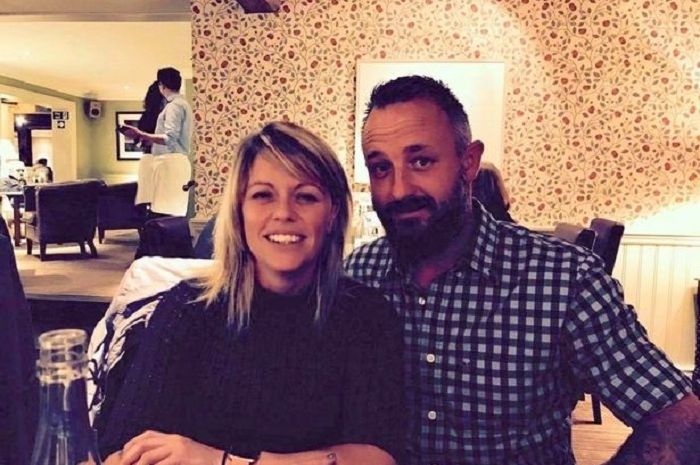 Seorang pria bernama Dale Leeks (34) asal Colchester, Essex, Inggris, punya lelucon gila. Ia nekat menjual pacarnya, Kelly Graves (37).