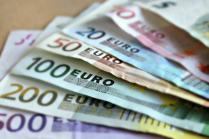 Mantan manajer bank ini mendapat julukan Robin Hood  perbankan setelah mencuri uang dari nasabahnya yang kaya untuk diberikan pada orang miskin. 