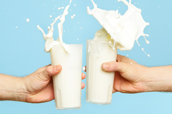 Perbedaan utama terletak pada persentase lemak yang terkandung dalam susu dan itu mempengaruhi kalori dan rasa.