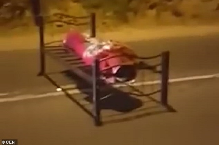 Sebuah kasus pembunuhan misterius terjadi di Arab Saudi, setelah serangkaian jenazah ditemukan, tergelatak di tengah jalan.