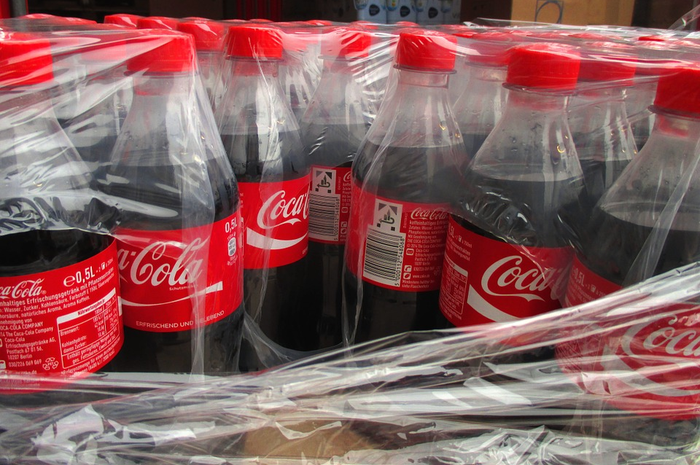 Seorang ayah dipenjara selama tiga bulan setelah hanya memberi makan anaknya berupa coca-cola. Padahal minuman bersoda berbahaya bagi kesehatan.