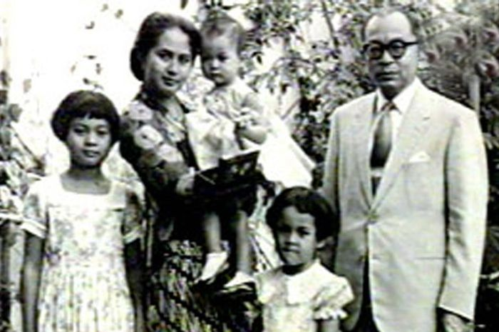 Dari sekian predikat yang disematkan orang kepada Bung Hatta, sisi pribadinya yang amat sederhana juga cukup tersohor.
