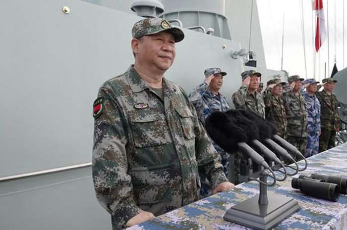 Presiden China, Xi Jinping saat menghadiri latihan militer di Laut China Selatan pada Kamis (13/4/20