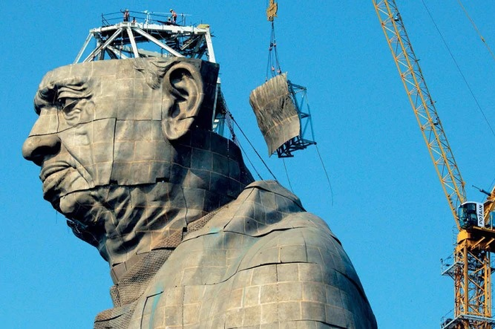 Patung The Statue of Unity adalah patung pemimpin kemerdekaan India Sardar Vallabhbhai Patel di Gujarat, India.