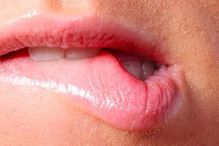 Menurut Cancer Research Inggris, bercak putih atau yang dikenal sebagai leukoplakia bisa menjadi tanda peringatan awal kanker mulut.