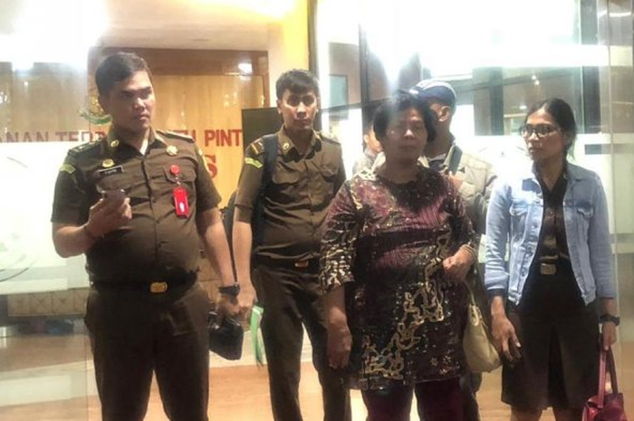 Demseria Simbolon bolos selama 8 tahun namun tetap menerima gaji. Tak hanya itu, dia juga memalsukan kematian demi mendapat dana kematian dari Taspen.