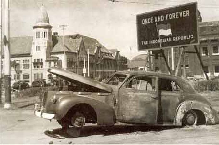Pertempuran Surabaya 10 November 1945 yang ditetapkan sebagai hari pahlawan.