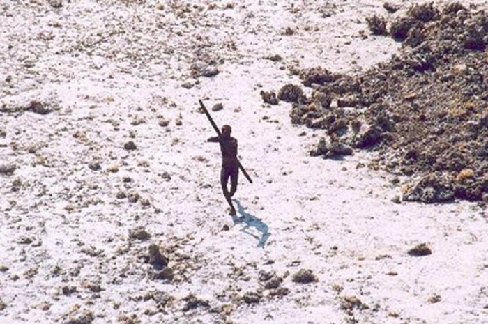 Terletak di Samudera Hindia, tepatnya di Kepulauan Andaman, India, penduduk pulau ini sudah hidup selama 30.000 tahun tanpa pernah dijamah orang luar.