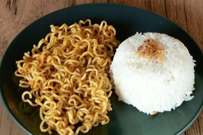 Jangan pernah lagi makan nasi bersama mi instan, bisa bahayakan kesehatan!  Begini penjelasan dokter gizi.