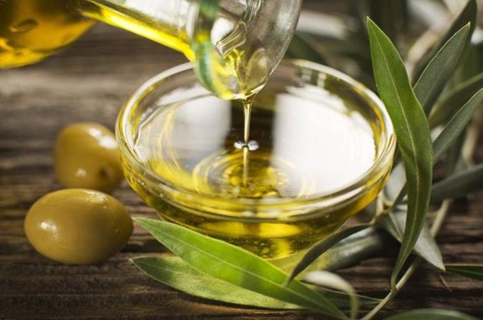 Bisa dibilang minyak yang berasal dari buah pohon yang hanya berasal dari daerah Mediterania ini sebagai minyak yang serbaguna.