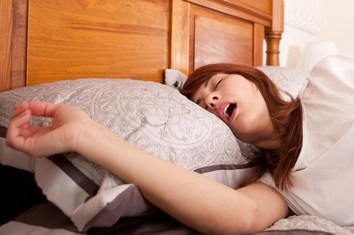 Kebiasaan mendengkur bisa mengganggu pola tidur. Pada wanita lebih berisiko dibandingkan pada pria yang mendengkur.