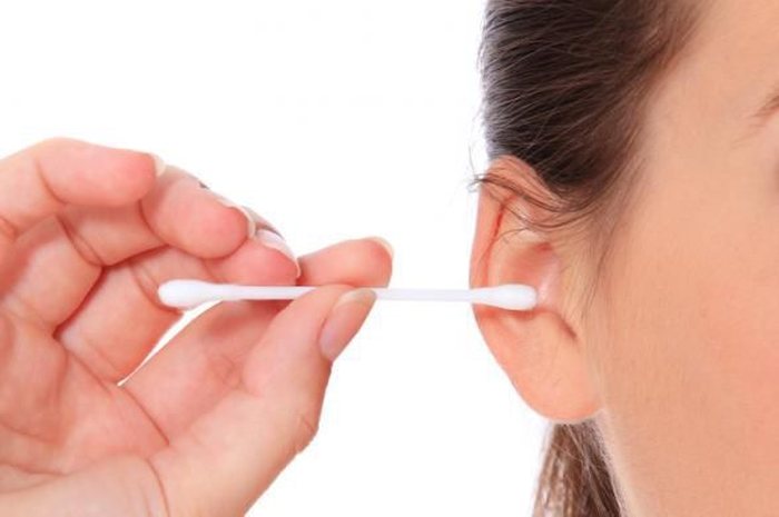 Membersihkan telinga menggunakan cotton bud sebenarnya tidak dianjurkan. Untungnya ada cara lain yang dinilai lebih aman.