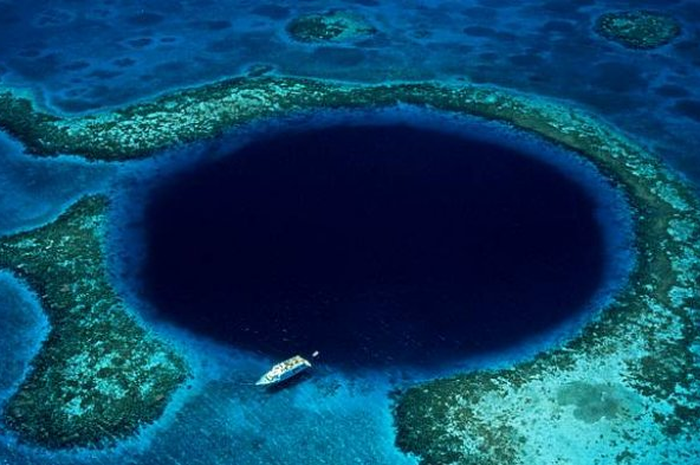 Lubang yang sering disebut Great Blue Hole ini, terlihat jelas dari luar angkasa. Tempat ini juga menjadi tempat menyelam paling ikonik di negara itu.