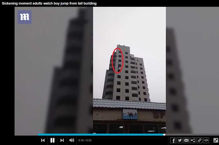 Dalam video berdurasi 18 detik, terlihat seseorang berada di atas gedung tinggi. Lalu ia tiba-tiba melompat.