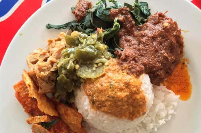 Nyatanya, meski mengandung kolesterol tinggi, nasi padang tetap bisa menjadi makanan sehat karena adanya lalap daun singkong.