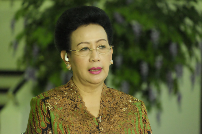 Namanya banyak disorot media setelah diberhentikan sementara dari anggota DPD. Seperti apakah masa kecil dan remaja GKR Hemas?
