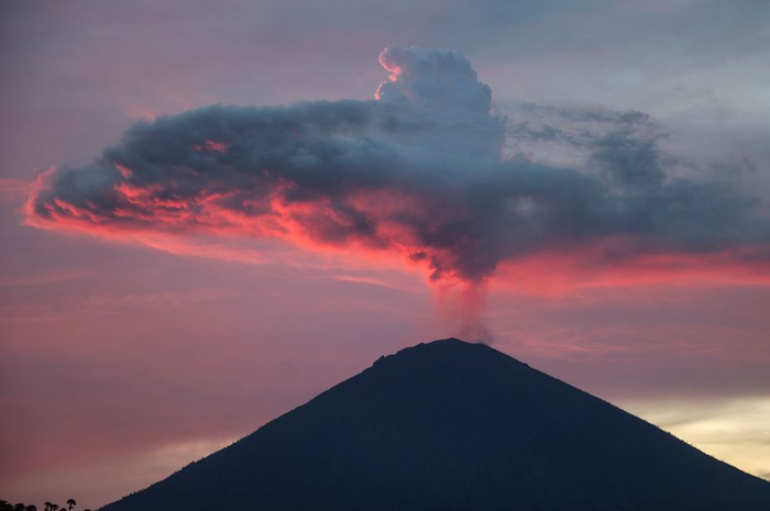 Selama 2018, banyak fenomena alam yang terjadi. Termasuk erupsi yang disebabkan oleh Gunung Agung  yang menyebabkan warga Bali was-was