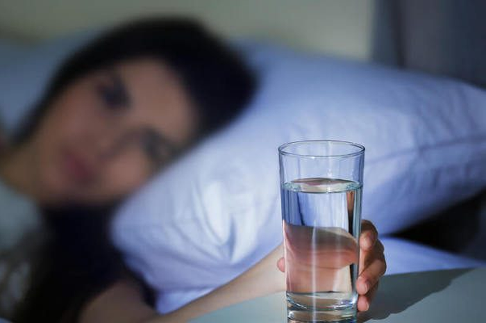 Jangan pernah lupa, minum air putih setelah bangunt tidur, salah satunya bantu menurunkan berat badan.