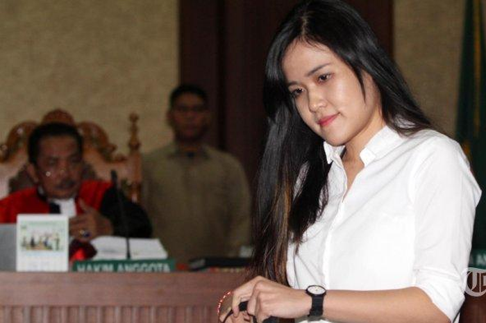 Pada 6 Januari 2016, Wayan Mirna Salihin meninggal dunia setelah minum kopi vietnam yang telah dipesan temannya, Jessica Kumala Wongso.