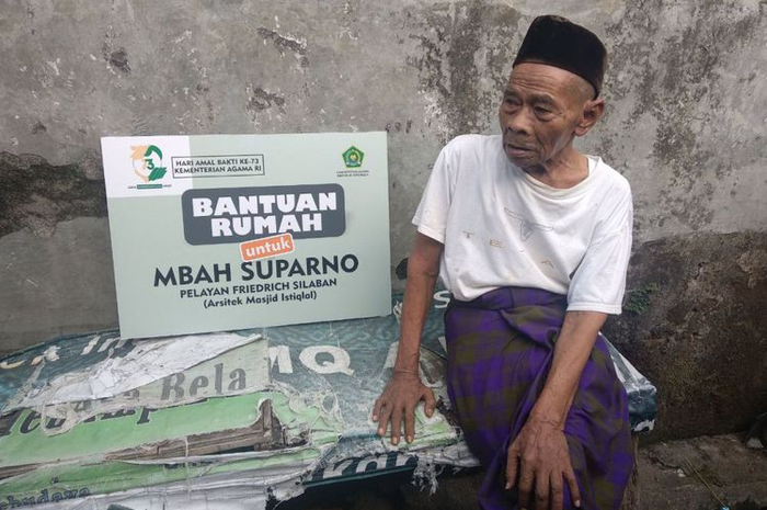 Bantuan ini tak diberikan buat sembarang orang. Mbah Parno mendapat hadiah utama atas pengabdiannya selama 66 tahun di Masjid Istiqlal. 