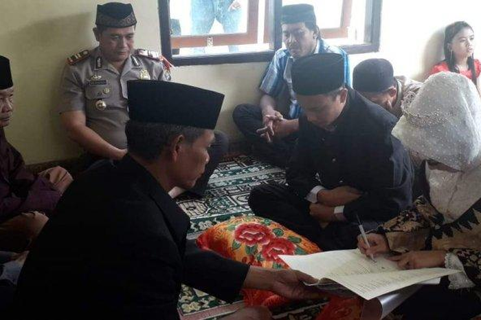 Tangis haru pecah mengiringi prosesi akad nikah dua insan pasangan di Musala Polsek Pagelaran, akhirnya pasangan ini harus dipisahkan jeruji besi.