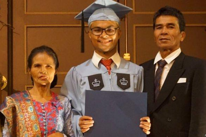 Robinson Sinurat yang akrab dipanggil Obin, berhasil lulus dari universitas prestisius, Columbia Univesity, di kota New York, Amerika Serikat.