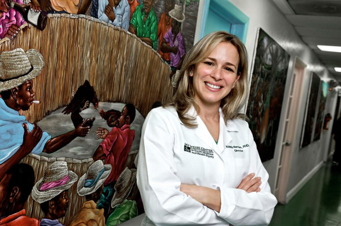 Erin Kobetz, PhD, MPH menceritakan bagaimana ia bisa melihat kankernya sendiri. Caranya hanya dengan bercermin.