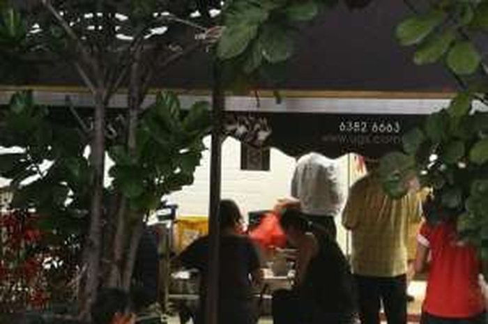 Foto seorang pembantu rumah tangga (PRT), yang diduga berasal dari Indonesia, duduk di trotoar di luar sebuah restoran menjadi viral.