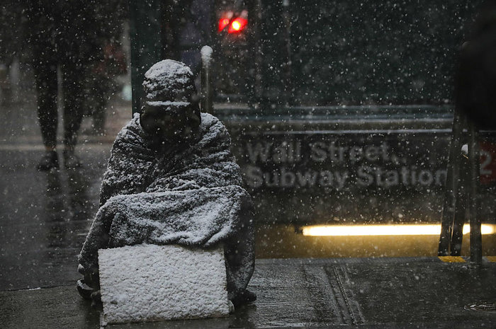Fenomena Polar Vortex atau pusaran kutub tangah melanda daerah Chicago, Amerika Serikat. Seorang dermawan pun melakukan hal yang sungguh mulia.
