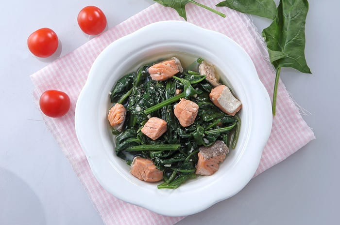 Sayur bayam merupakan salah satu makanan yang cukup banyak dikonsumsi oleh orang indonesia, maka tak heran jika banyak kisah tentang sayuran ini.