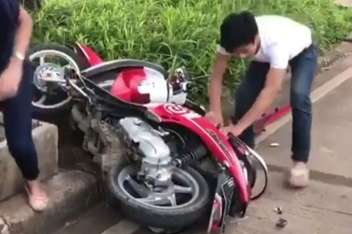 Apa yang menyebabkan seseorang seperit Adi Saputra bisa melampiaskan emosi hingga merusak, bahkan di depan publik?