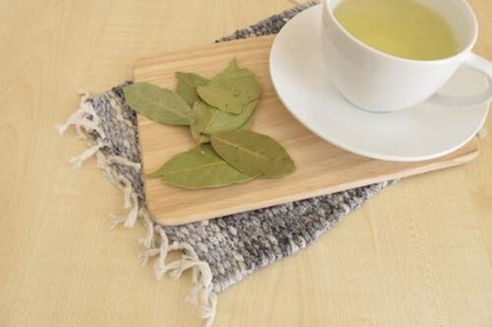 Tahukah Anda manfaat daun salam? Daun salam memang bumbu dapur.

Daun salam oleh nenek moyang kita kerap dijadikan bumbu dalam banyak masakan.