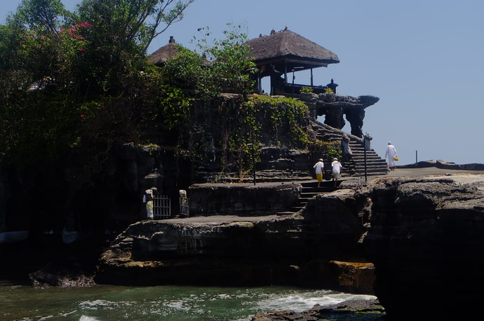 Selain fenomena air suci yang berupa air tawar di tengah lautan, ada pula goa yang dipercaya sebagai tempat tinggal ular suci penjaga Pura Tanah Lot.