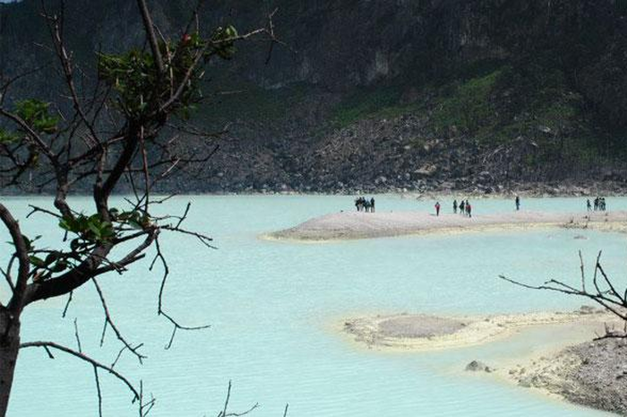 Apa yang akan Anda simpulkan jika melihat burung-burung tiba-tiba saja mati setelah melintasi kawasan tertentu? Itulah kawah Putih.