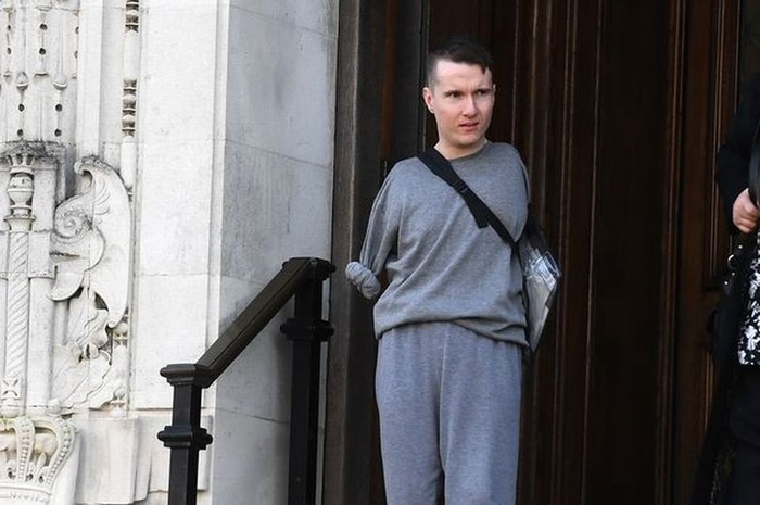 Seorang pria dari Whitchurch, Cardiff yang tak memiliki lengan menikam perut ayahnya dengan sebilah gunting yang dipegang di antara jari-jari kakinya.