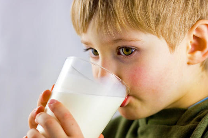 Jika Anda bisa makan susu tanpa rasa tidak nyaman, itu salah satu cara terbaik untuk memanfaatkan profil nutrisi yang beragam.