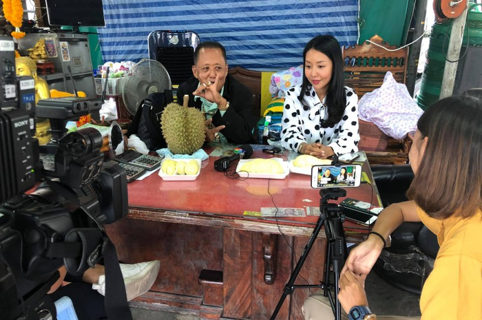 Sejak taipan durian dari Thailand, Anon Rodthong mencari seorang menantu di internet, kabar tersebut dengan cepat menjadi viral.