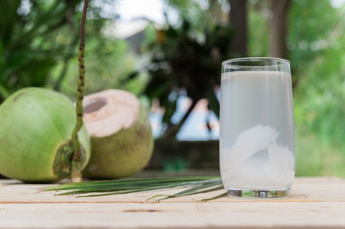 Air kelapa berikan energi kembali untuk tubuh, tapi orang dengan kondisi seperti ini tidak boleh meminumnya
