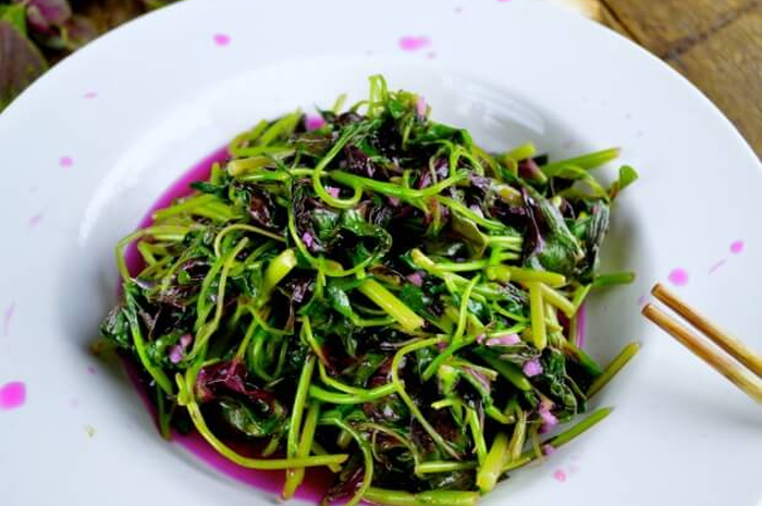 Begini rupanya trik restoran memasak bayam agar tidak cepat menghitam, hanya butuh tiga langkah saja. Mau coba?