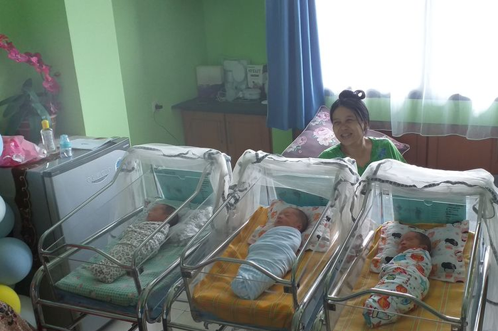 Ayu sungguh tak menyangka akan mendapat tiga anak sekaligus. Padahal, sudah 15 tahun menikah dengan suaminya belum juga mendapat keturunan.