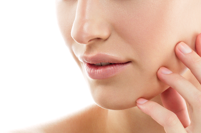Salah satu cara mencuci hidung yang baik adalah dengan menyemprotkan cairan isotonik ke dalam hidung.