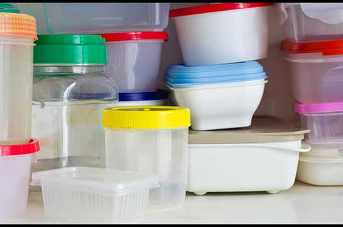 Benda yang terbuat dari plastik hampir dapat ditemukan di mana-mana. Namun tahukah Anda bahwa mereka mengandung bahan berbahaya?