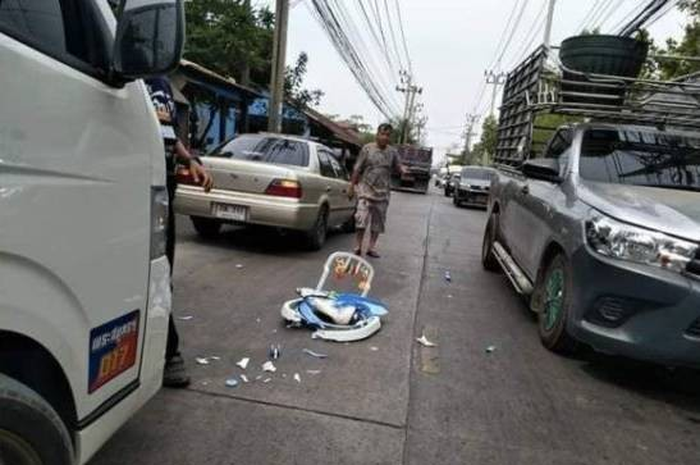 Saking asyiknya Wilawan tak menyadari jika putranya Nontawat Saingam yang berusia delapan bulan bisa membuka pintu pagar.
