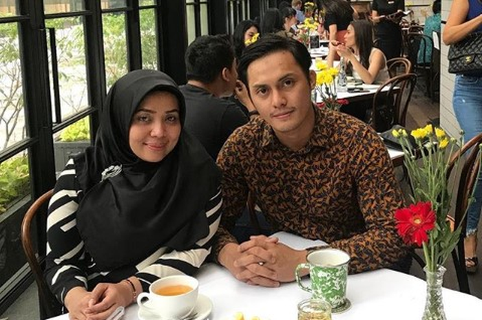 Muzdalifah menikah dengan pria yang 15 tahun lebih muda darinya, Fadel Islami. Dan menurut netizen keduanya mirip. Tanda mereka berjodoh?