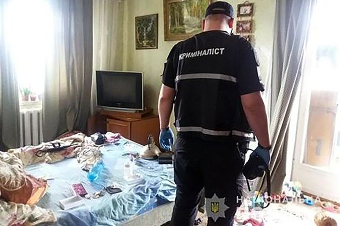 Alexandra ditemukan ketika pekerja darurat memasuki apartemennya, setelah tetangganya mengeluhkan bau mayat.