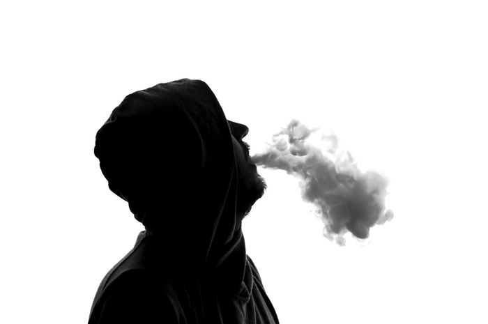 Sebuah penelitian menemukan, merokok di dalam rumah akan meninggalkan zat-zat beracun di perabotan rumah, karpet, tirai, bahkan dinding rumah.