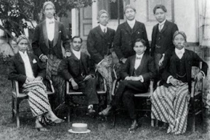 Penjelasan Politik Etis di Indonesia telah membuat perubahan yang signifikan dalam sejarah perjuangan bangsa Indonesia.